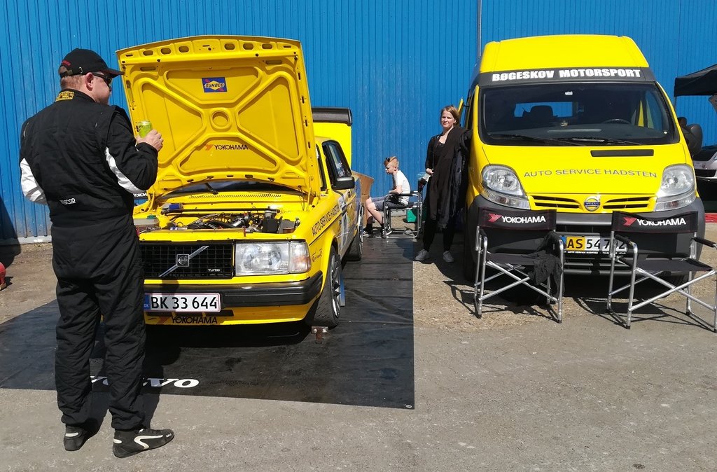 Afslappet stemning i servicepausen midt i løbet
(Foto: Bøgeskov Motorsport)